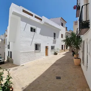 A Tiro De Piedra Del Castillo / A Stone's Throw From The Castle Salobreña